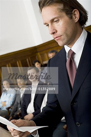 Un juré debout dans une boîte de jury et la lecture du verdict