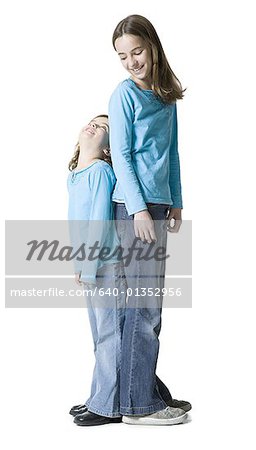 Profil latéral des deux filles debout dos à dos
