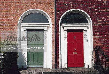 Zwei farbige Türen auf der Vorderseite eines Gebäudes