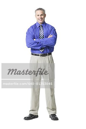 Portrait d'un homme d'affaires permanent avec son bras croisés