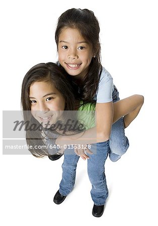 Vue grand angle sur une jeune fille de ferroutage à cheval sur une adolescente
