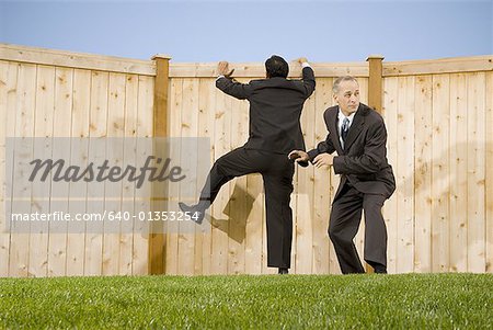 Vue d'angle faible de deux hommes d'affaires en jouant sur une pelouse