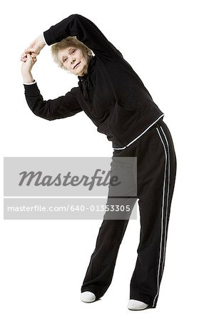 Femme plus âgée, faire des exercices d'étirement