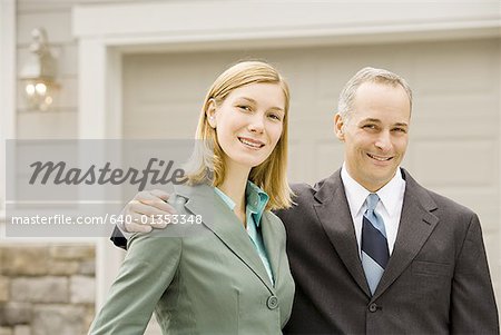 Portrait d'un homme et une femme d'affaires souriant