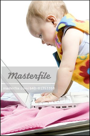 Voir Le Profil Un Bebe Avec Un Ordinateur Portable Photographie De Stock Masterfile Premium Libres De Droits Code 640