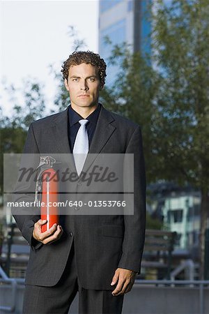 Porträt eines Unternehmers mit einem Feuerlöscher