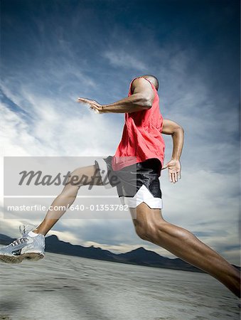 Homme Jogging sur les marais salants