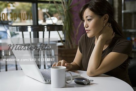 Junge Frau mit einem laptop