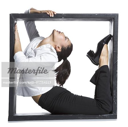Femme d'affaires de contorsionniste à l'intérieur de la boîte