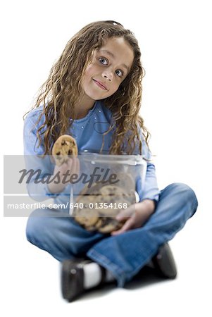 Portrait eines Mädchens hält ein Glas von cookies