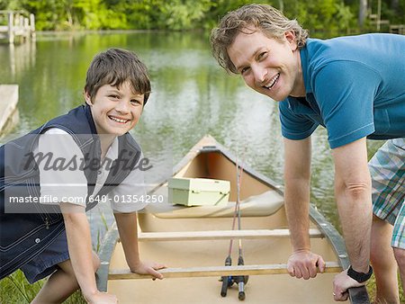 Portrait d'un homme et son fils se pencher vers l'avant sur un canot