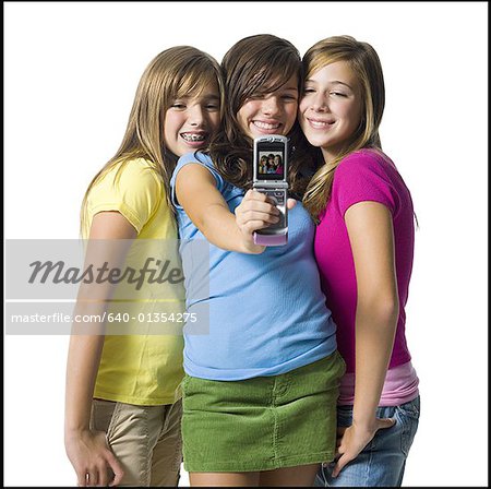 Trois filles avec le téléphone appareil photo