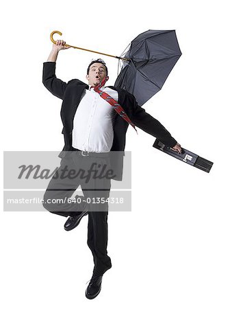 Porträt eines Kaufmanns halten einen Regenschirm und springen