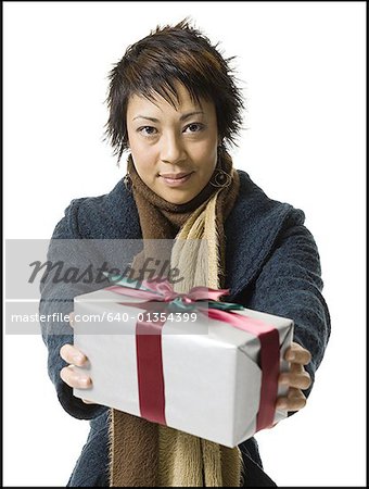 Porträt einer jungen Frau hält ein Geschenk