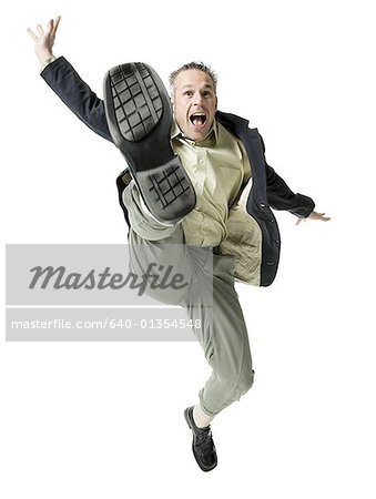 Portrait d'un homme adult de saut
