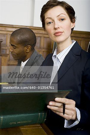 Portrait d'une femme avocate assis dans une salle d'audience