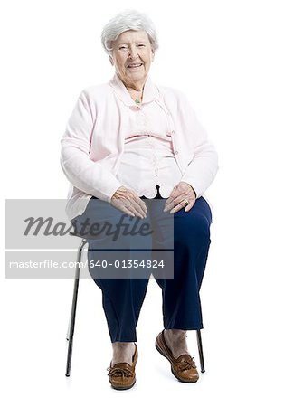 Porträt einer leitenden Frau sitzend auf einem Stuhl und Lächeln