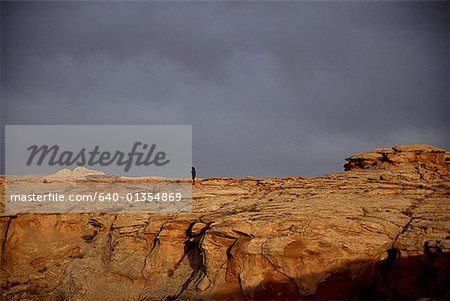 Person steht auf einer Felsformation