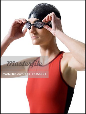 Gros plan d'une jeune femme portant des lunettes de natation