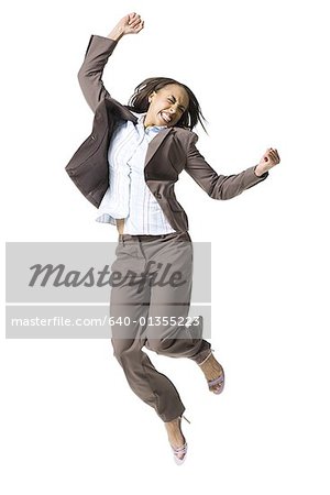 Femme d'affaires sautant dans les airs