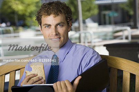 Porträt eines Kaufmanns halten ein sandwich