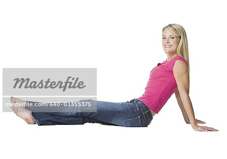 Profil d'une jeune femme assise sur le plancher