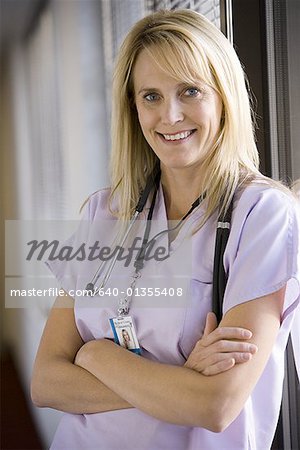 Eine Krankenschwester mit Arme verschränkt lächelnd portrait