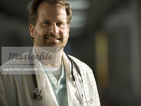 Portrait d'un médecin de sexe masculin avec un stéthoscope autour du cou