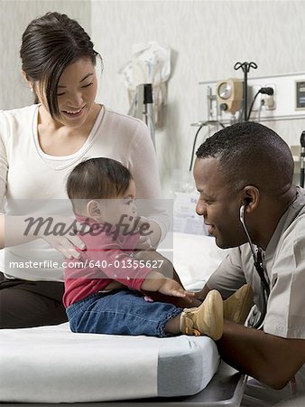 Profil von einem männlichen Arzt untersuchen ein baby