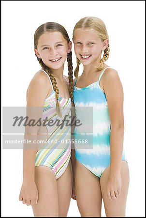 Jeunes soeurs en maillot de bain en vacances