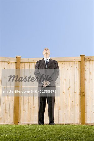 Faible angle vue d'un homme d'affaires debout devant un mur en levant