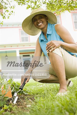 Senior Woman Graben mit einer Kelle