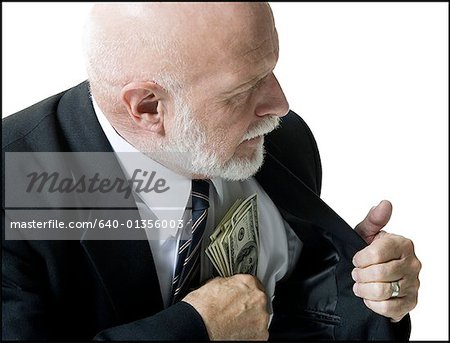 Gros plan d'un homme d'affaires mettre les billets d'un dollar dans sa poche