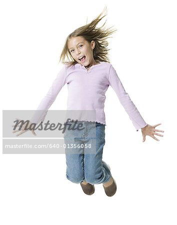 Portrait d'une jeune fille sautant