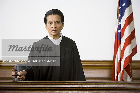 Porträt einer Richterin hält ein Hammer