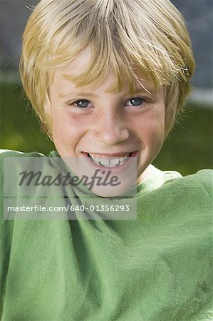 Portrait d'un garçon souriant