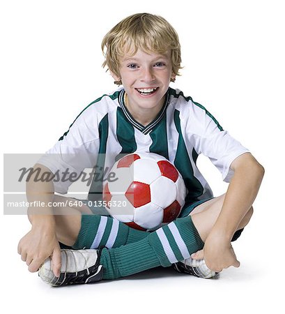 Portrait D & # 39 ; Un Garçon Mignon Avec Un Ballon De Football Isolé Sur  Un Fond Blanc. Adolescent Athlétique Dans La Chemise Jaune Et Short  Silencieux Banque D'Images et Photos