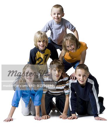 Portrait d'un groupe d'enfants faisant une pyramide humaine