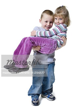 Portrait d'un garçon transportant une fille