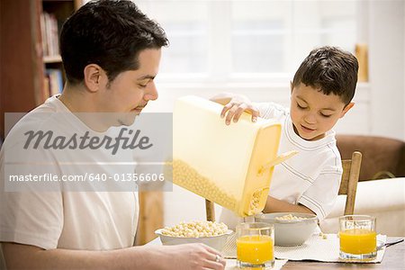 Fils de père et de la jeune prenant son petit déjeuner ensemble