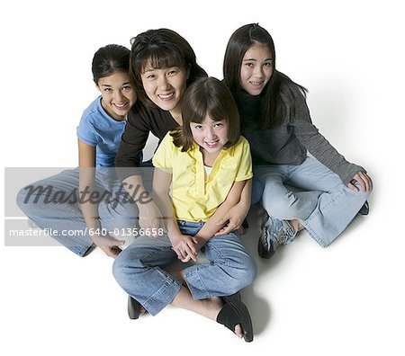 Porträt einer Mutter mit ihren drei Töchtern sitzen