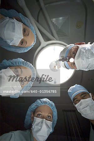 Low-Angle View of fünf Chirurgen stehend über dem OP-Tisch