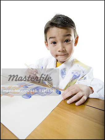 Portrait d'un garçon de peinture avec un pinceau
