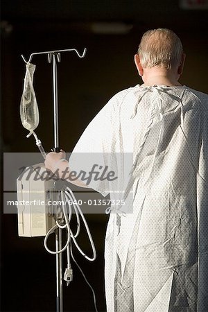 Vue arrière d'un senior homme tenant une perfusion IV