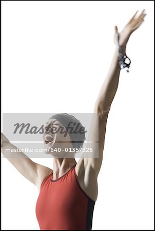 Low Angle View of a young Woman smiling mit ihre Arme heben