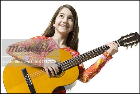 Gros plan d'une adolescente tenant une guitare