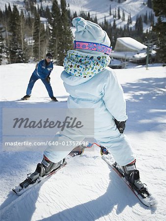 Vue arrière d'une jeune fille ski