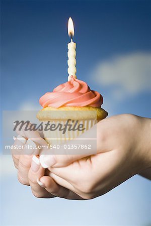 Mains Tenant Un Petit Gateau Avec Une Bougie D Anniversaire Photographie De Stock Masterfile Premium Libres De Droits Code 640