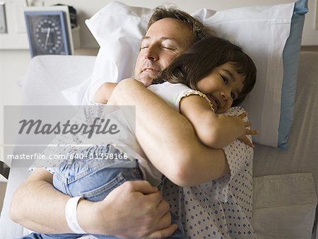 Patient masculin chez hugging jeune fille de l'hôpital