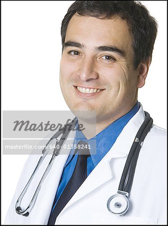 Portrait d'un médecin de sexe masculin souriant